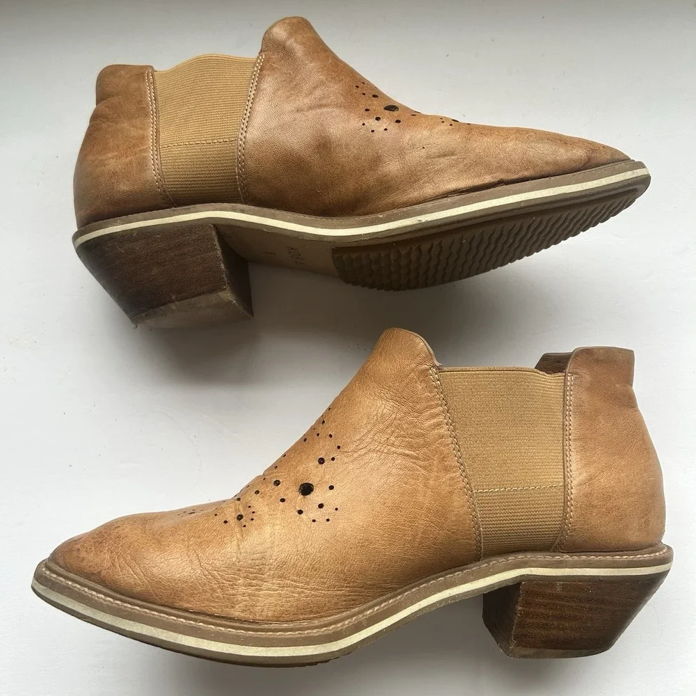Kelsi Dagger Brooklyn Crestone Ankle Boots Women 8 Tan Perforated Leather C386RX